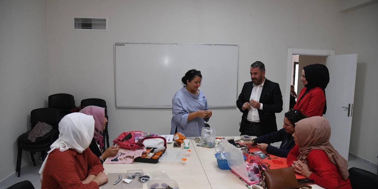 Pursaklar’da Alev Alatlı Hanım Evi Kadın Kursiyerleri Ağırlıyor