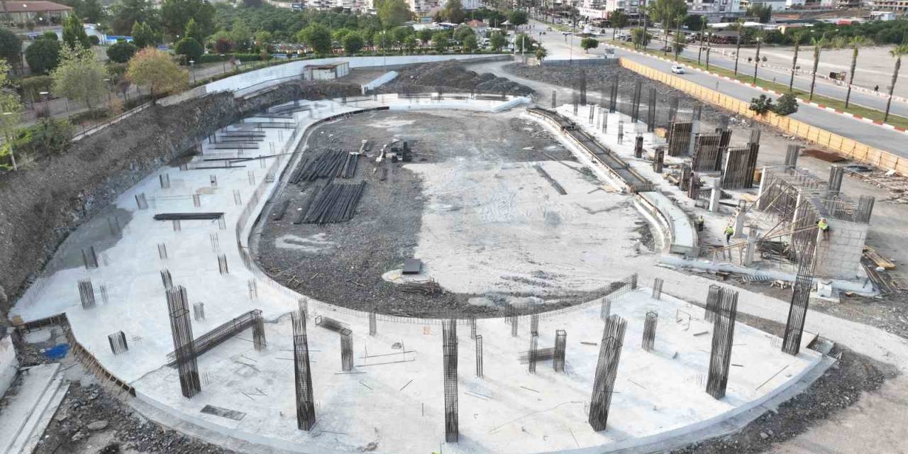 Kumluca Atatürk Stadyumu’nda Çalışmalar Hızla Sürüyor