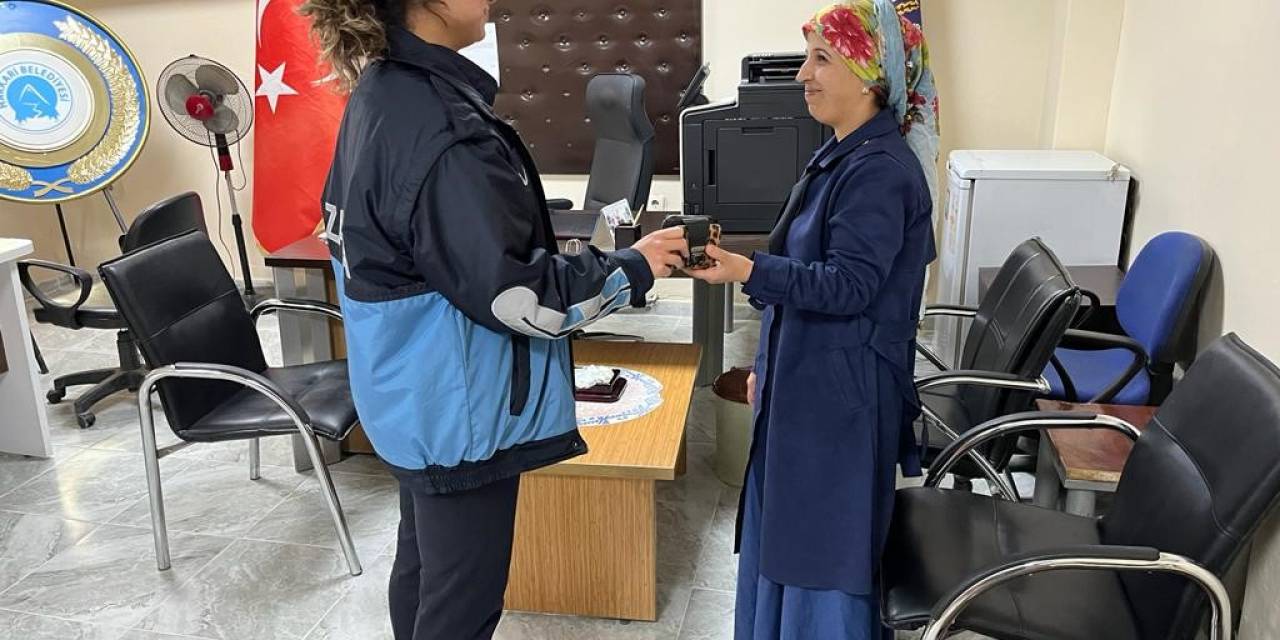 Zabıta Ekibi Bulduğu Cüzdanı Sahibine Teslim Etti