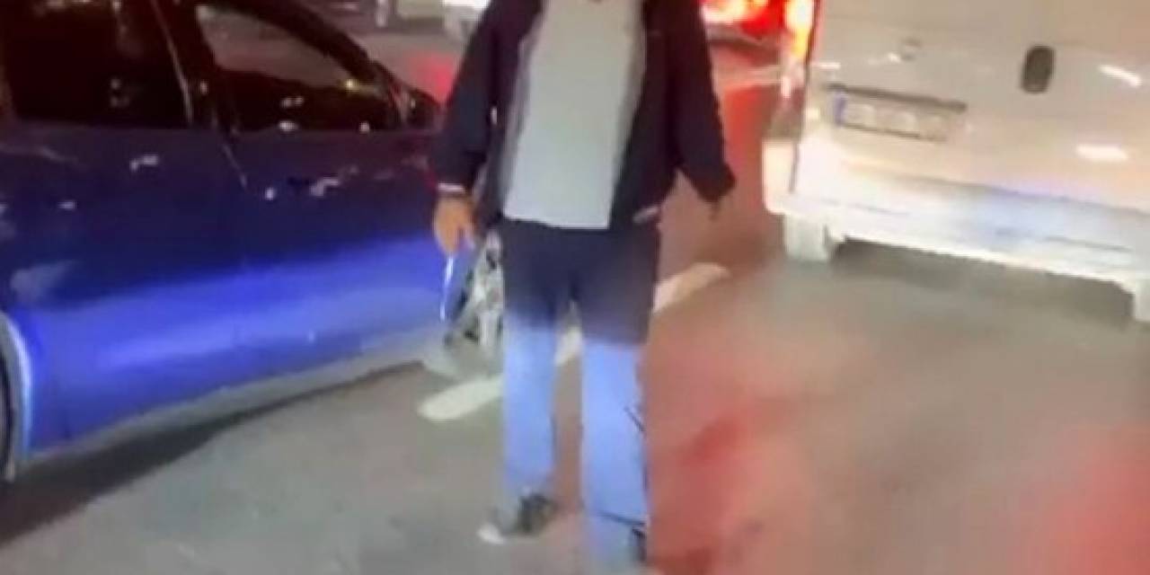 İett Şoförü Trafikte Sürücünün Üstüne Yürüdü: O Anlar Kamerada