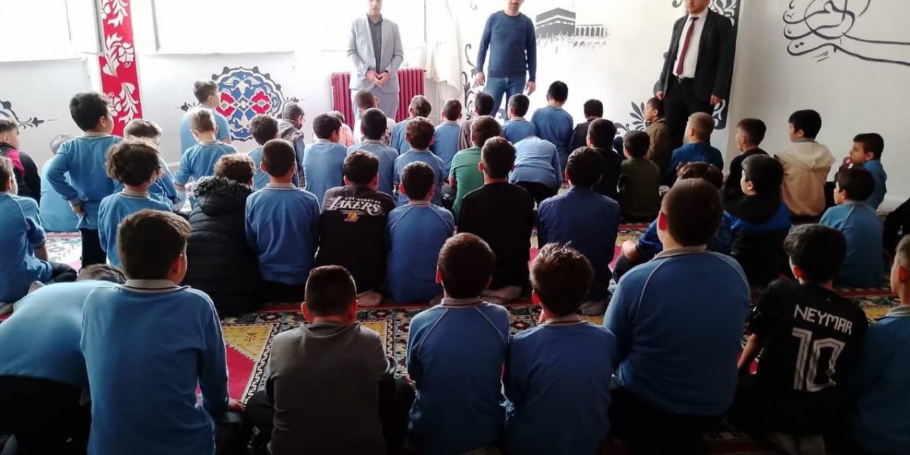 Gediz’de Öğrenciler Filistin’de Şehit Olan Müslümanla İçin Gıyabi Cenaze Namazı Kıldı