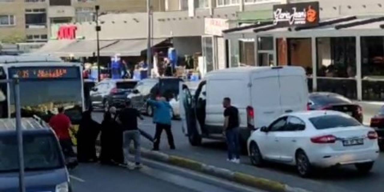 Kadın İle Sürücünün Tartışması Sopalı Kavgaya Dönüştü