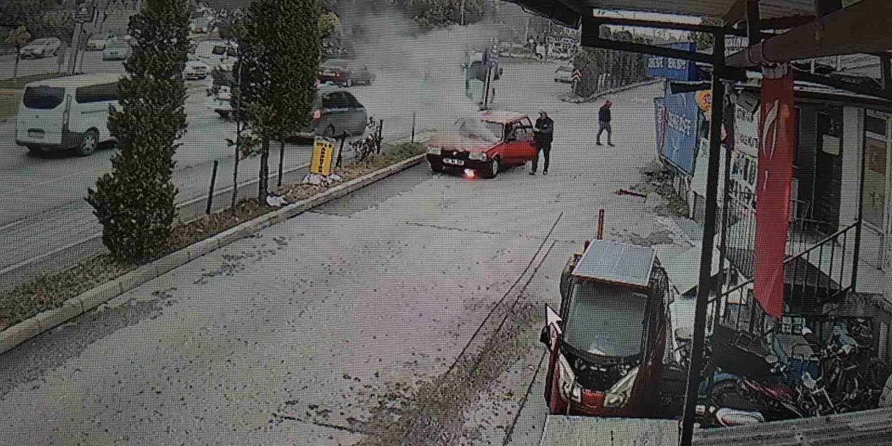 Sürücü Kaputu Açınca Neye Uğradığını Şaşırdı