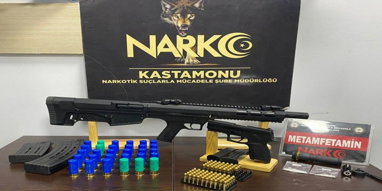 Uyuşturucuyu El Fenerine Zulaladı, Polisin Dikkatinden Kaçmadı