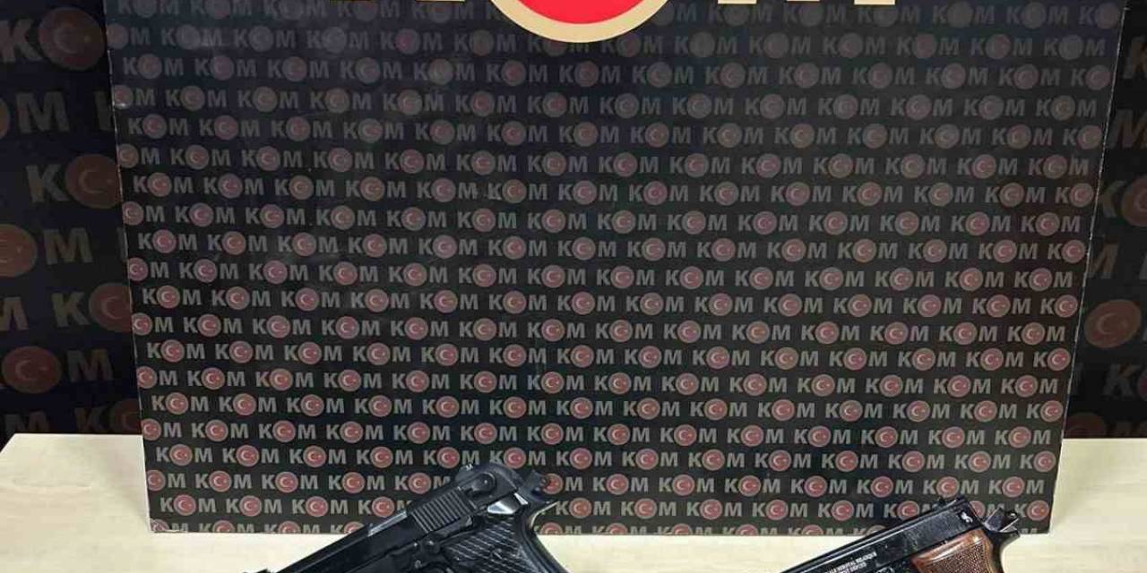 Aracından 3 Ruhsatsız Tabanca Çıktı