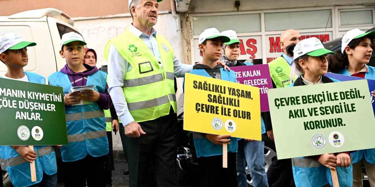 Gaziosmanpaşa’da Çevre Gönüllüleri “İlçemi Seviyorum, Sokağıma Sahip Çıkıyorum” Sloganıyla Yürüdü