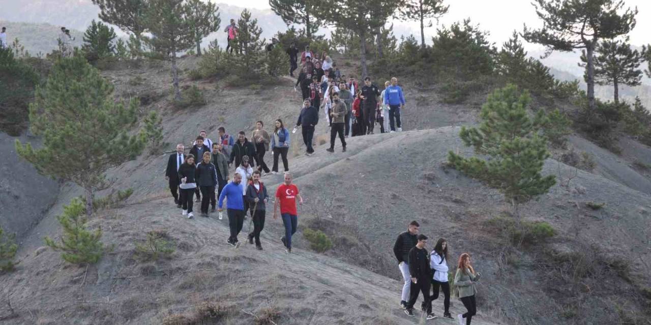 Şehitler İçin 4 Kilometre Yürüdüler