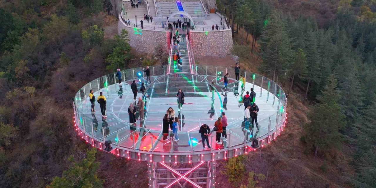 Cam Seyir Terası, 10 Günde 75 Bin Ziyaretçi Ağırladı