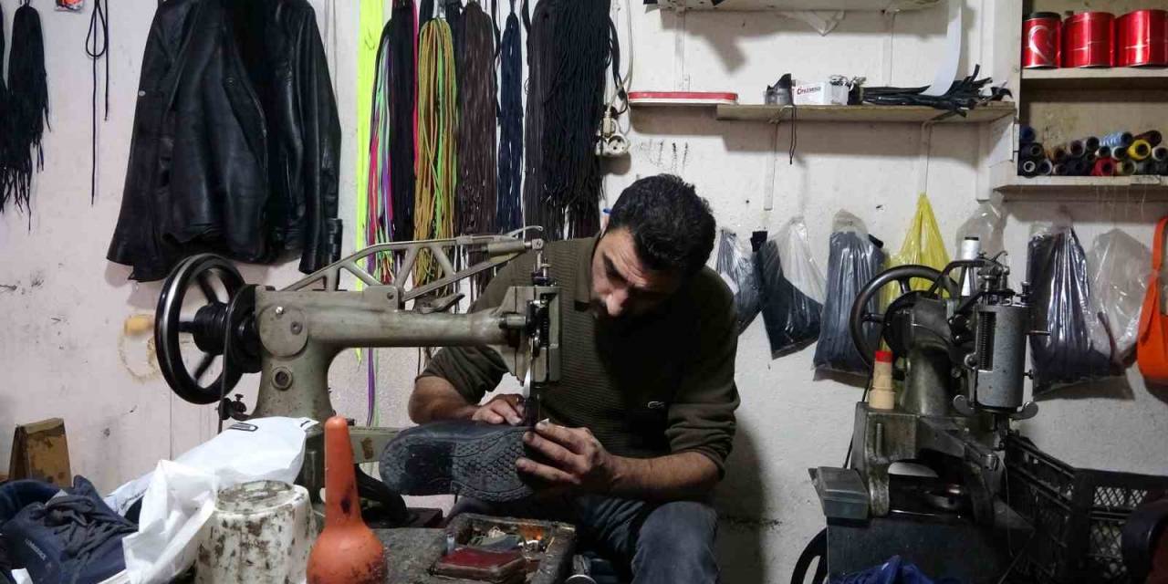 Kışın Çetin Geçtiği Bitlis’te Ayakkabı Tamircilerinde Yoğunluk