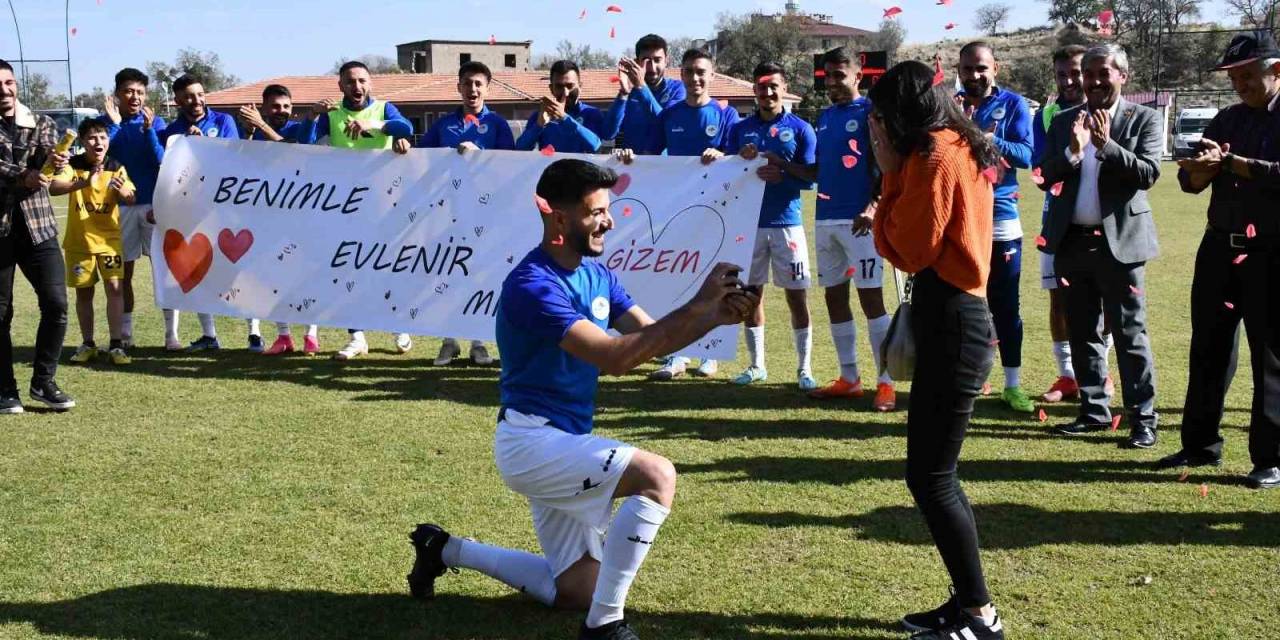 Yeşil Sahada Sürpriz Evlilik Teklifi