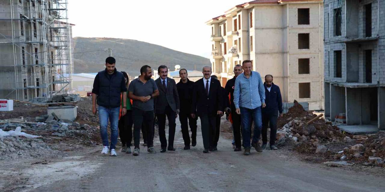 Vali Toraman, Yapımı Devam Eden Deprem Konutlarını İnceledi