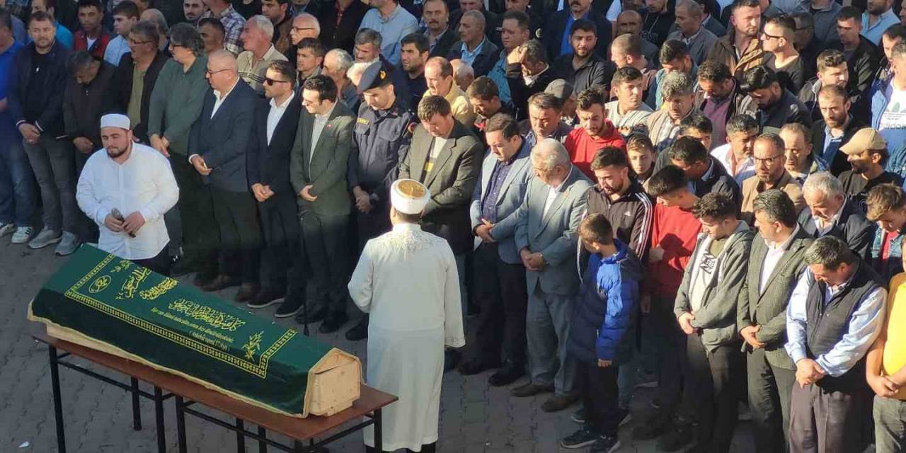 Annesini Ziyarete Giderken Geçirdiği Kazada Ölen Genç Muhtar Toprağa Verildi