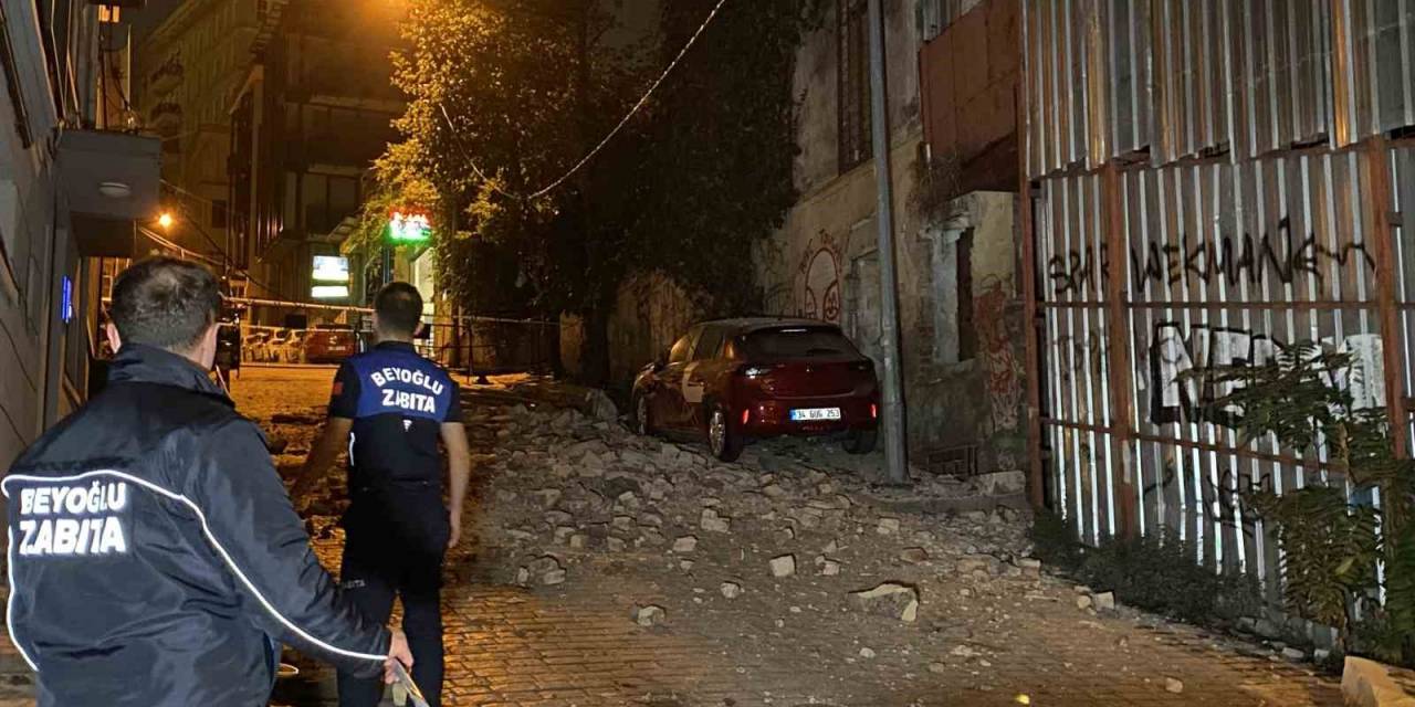 Beyoğlu’nda Metruk Binadan Dökülen Taşlar Park Halindeki 3 Aracı Pert Etti
