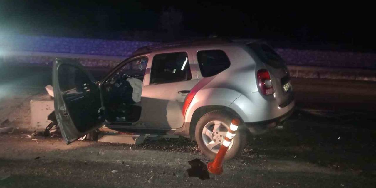 Amasya’da Otomobil Beton Logara Çarptı: 2 Yaralı