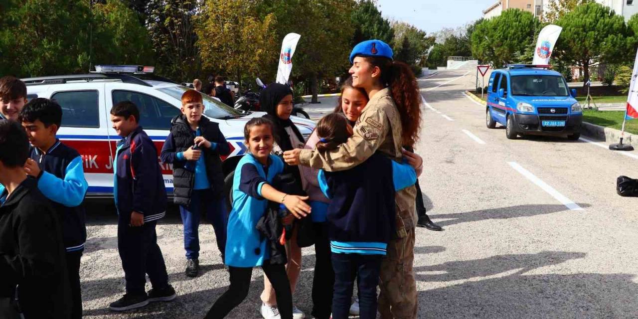 Öğrenciler Edirne Jandarmasında Hem Eğlendi Hem De Öğrendi