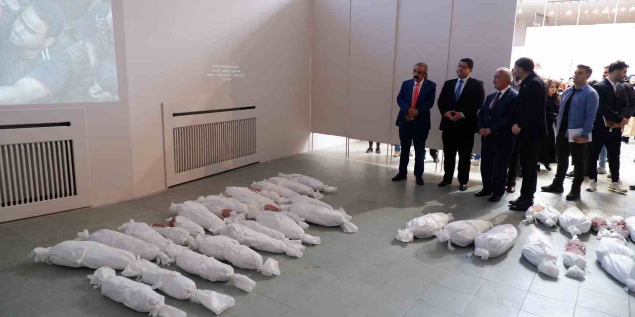 "Soykırımın Başkenti Gazze" Sergisi Açıldı: Sanatçılar Bazı Eserlerde Kendi Kanlarını Kullandı