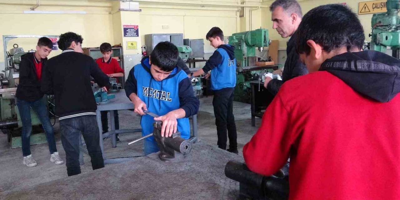 Bölgedeki Okulların Malzeme İhtiyacı Van’daki Meslek Lisesi Tarafından Karşılanıyor