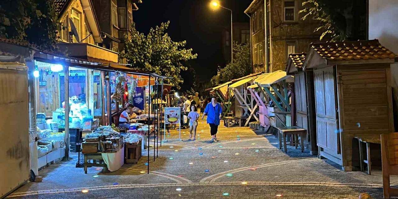 Kadınların Bir Araya Geldiği Tarihi Pazarda Tek Şart: "Üretmek"