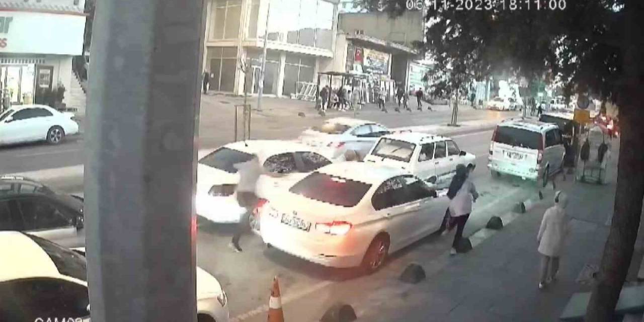 Sancaktepe’de Otomobilinde Saldırıya Uğrayan Sürücü, Araçlara Çarparak Kaçtı