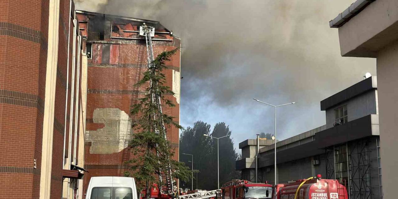 Başakşehir’de 6 Katlı Bir İş Merkezinin Ayakkabı İmalathanesinde Yangın Çıktı