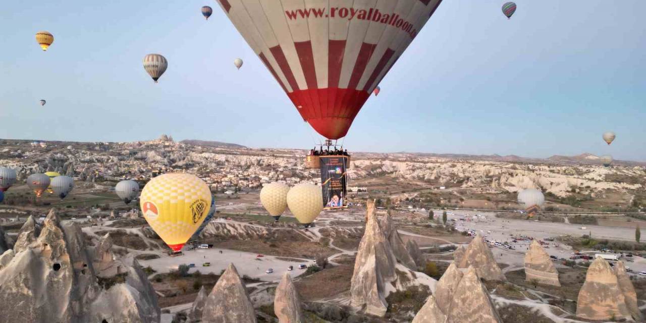 Sıcak Hava Balonları Lösev Pankartları İle Uçtu