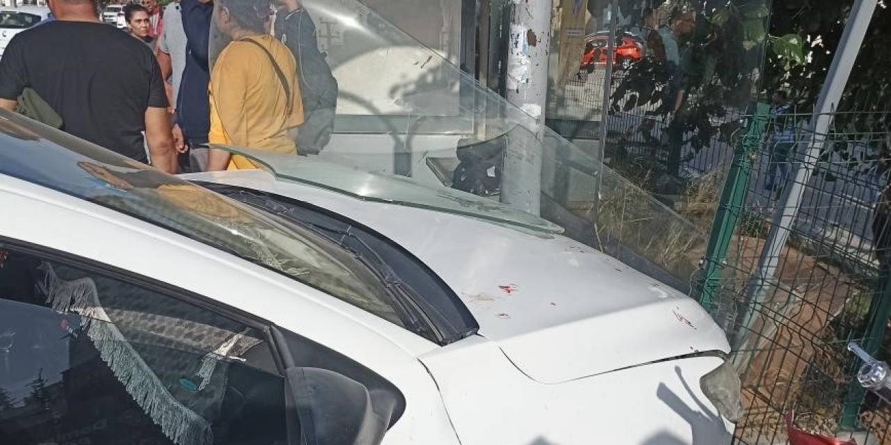 Otomobil Öğrencilerin Bulunduğu Otobüs Durağına Daldı
