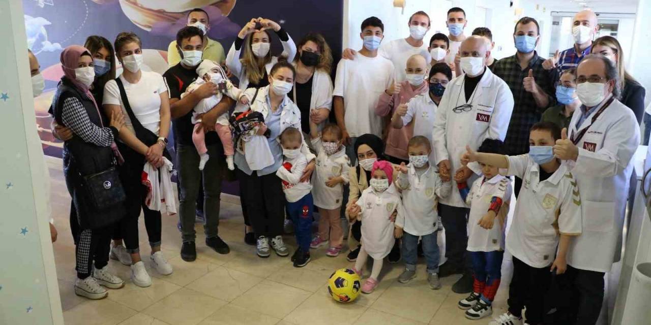 Samsunsporlu Futbolculardan Lösemili Çocuklara Sürpriz