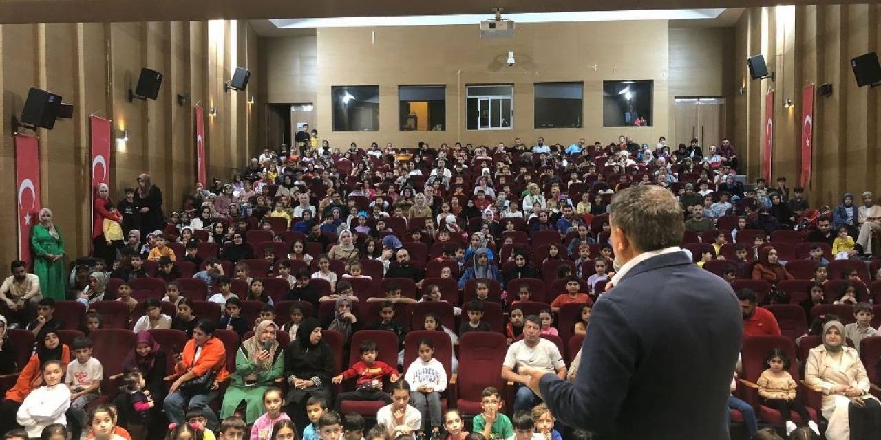 Çocuklar Tiyatro İle Eğlendi