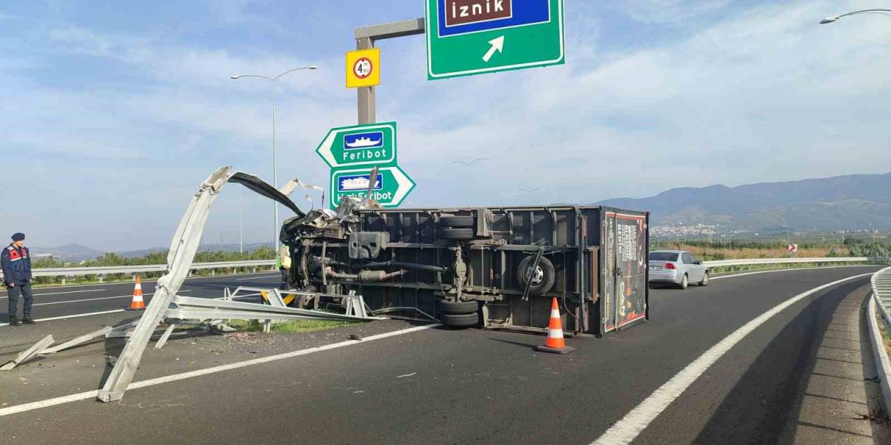 Bursa’da Kamyonet Bariyere Saplandı