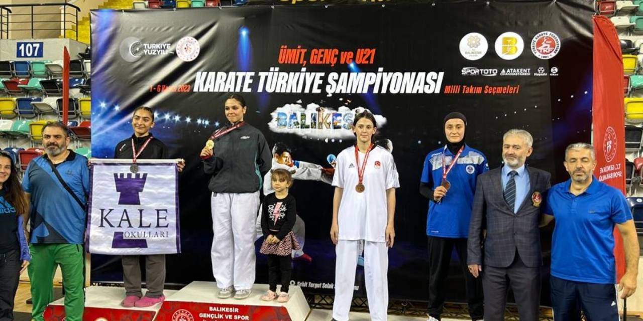 Karate Şampiyonasında Kağıtspor Rüzgarı
