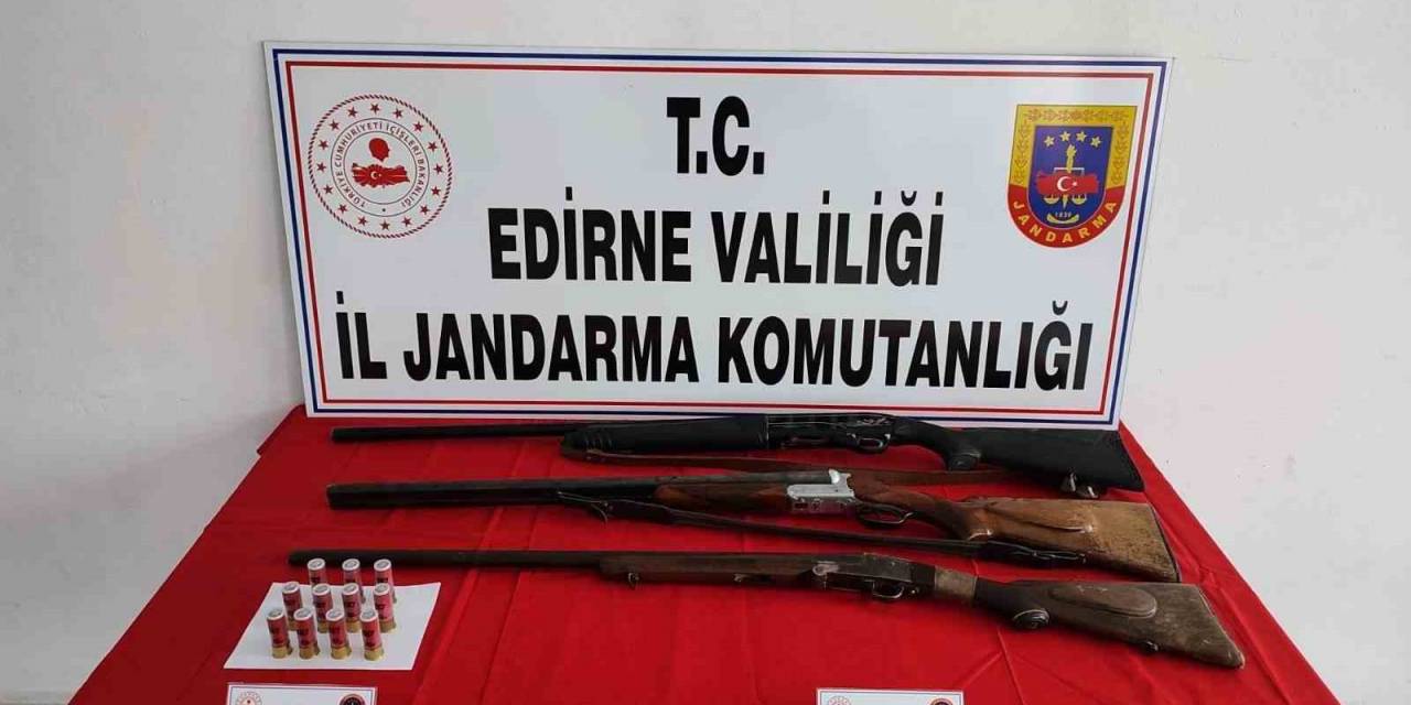 Edirne’de Bir Evde Yapılan Aramada Ruhsatsız Av Tüfekleri Ele Geçirildi