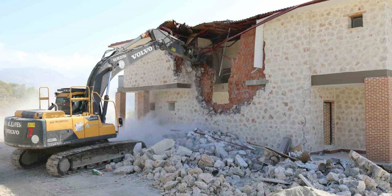 Kaş’ta Kaçak Yapılan Yüzme Havuzlu Binalar Ekipler Tarafından Yıkıldı