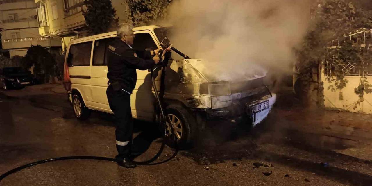 Karaman’da Park Halindeki Minibüs Yandı
