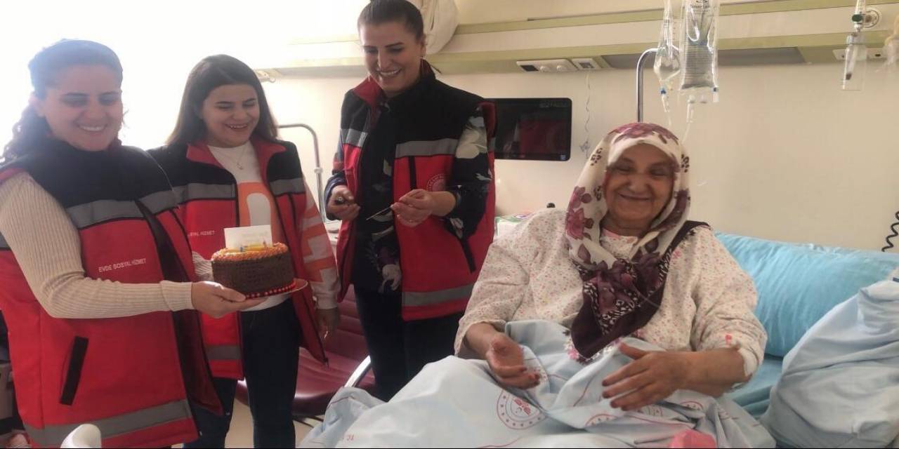 Yaşlı Hastaya Doğum Günü Sürprizi