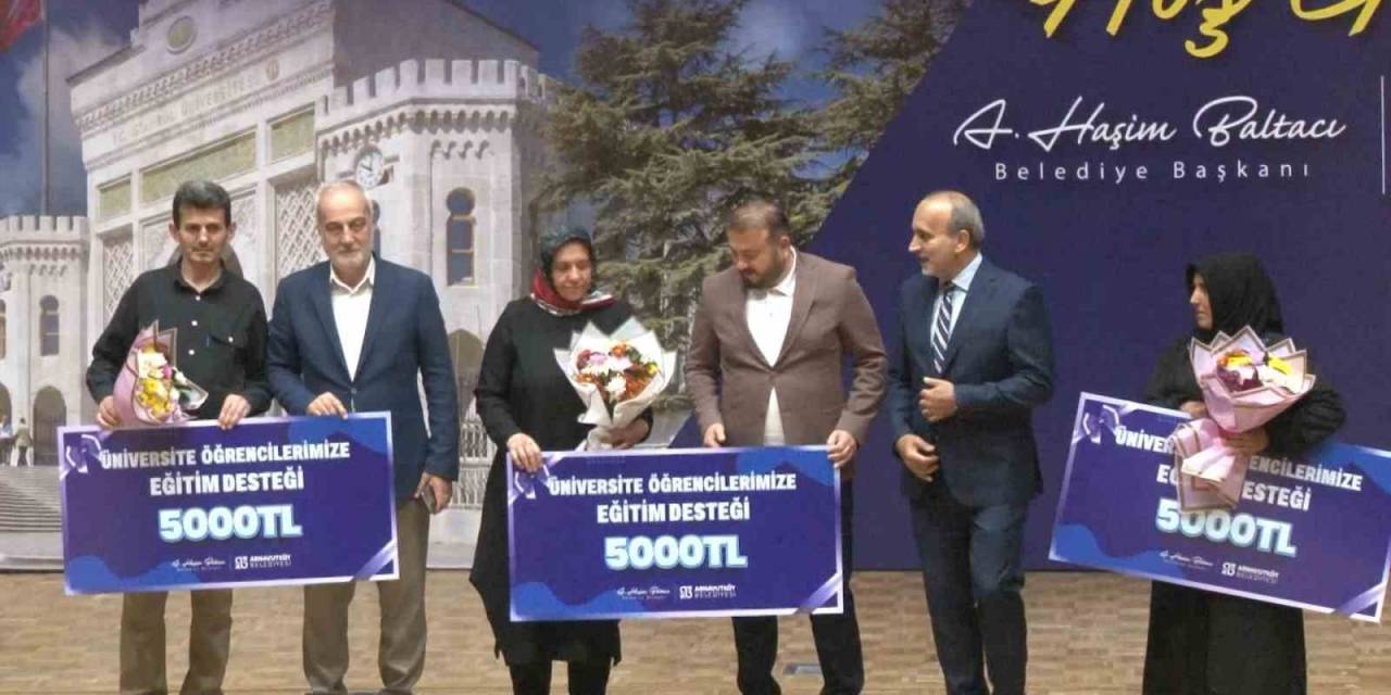 Arnavutköy’de 2 Bin 400 Üniversite Öğrencisine Eğitim Desteği