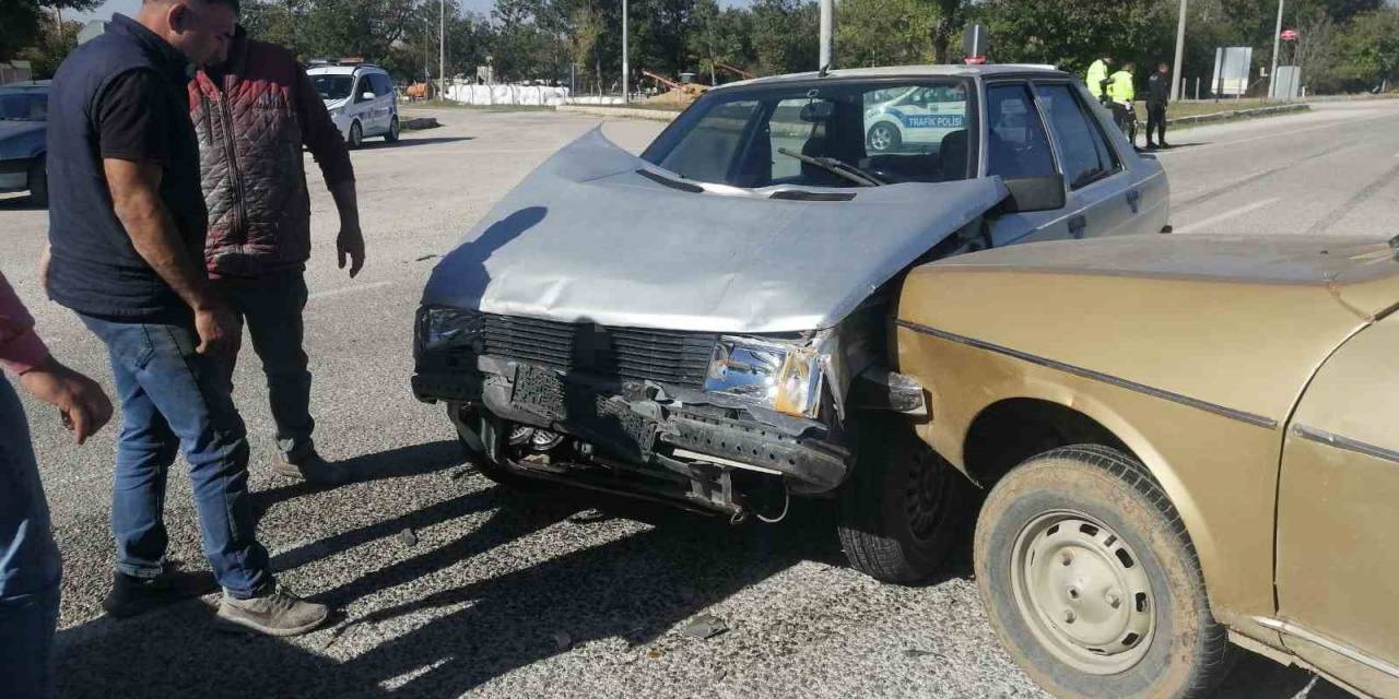 Isparta’da Otomobiller Çarpıştı: 2 Yaralı