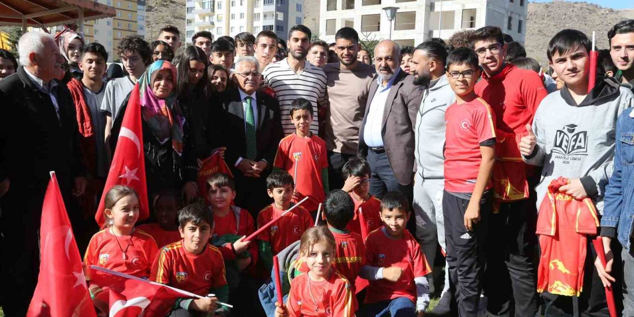 Başkan Büyükkılıç’tan Temel Atma Töreninde Miniklere "Kayserispor" Sürprizi