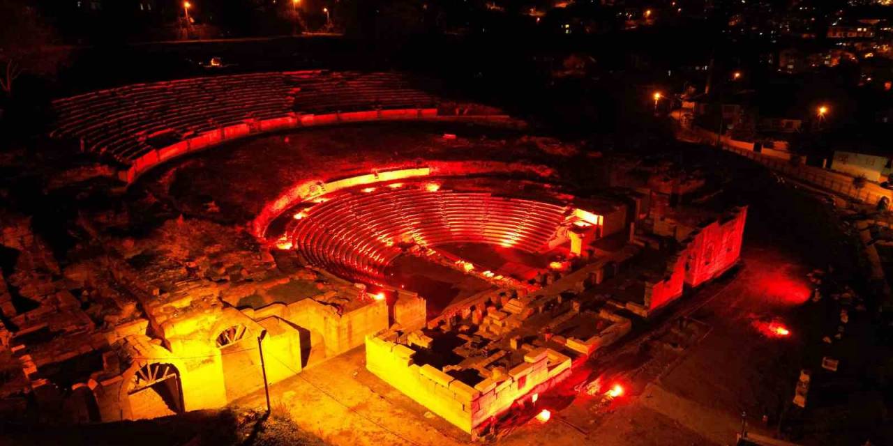 Antik Kent Lösemili Çocuklar İçin Turuncuya Büründü