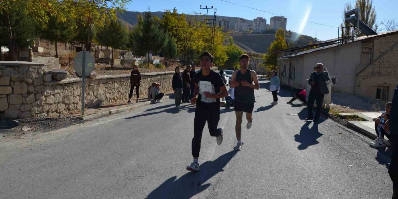 Darende’de Atatürk Koşusu Düzenlendi