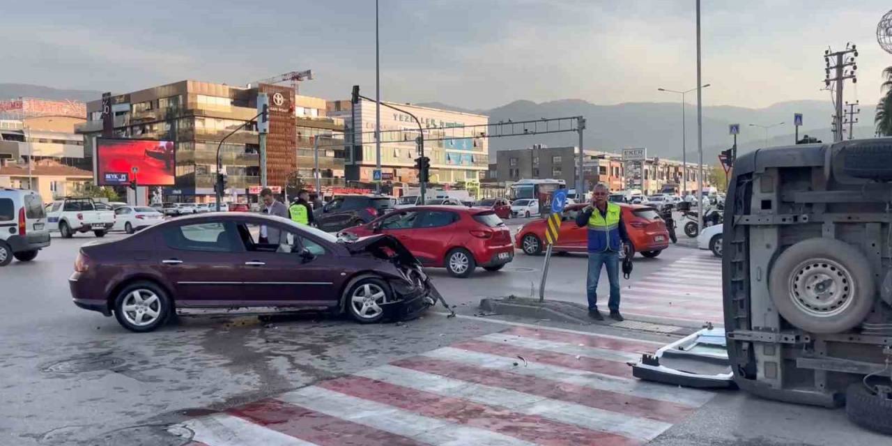 Bursa’da Ambulans Kaza Yaptı: 1’i Sağlık Personeli 3 Kişi Yaralandı