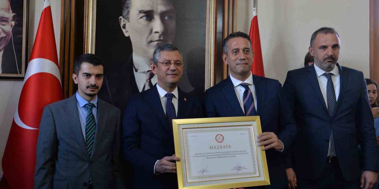 Chp Genel Başkanı Özel Mazbatasını Aldı