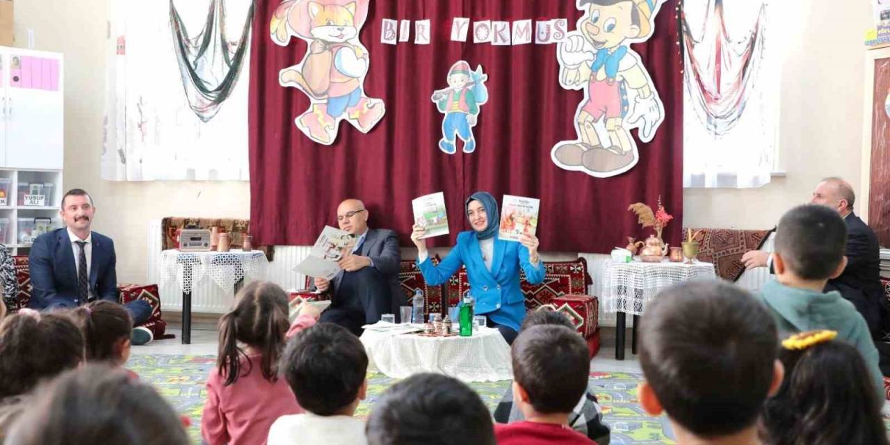 Ağrı Valisi Koç Ve Eşi, Miniklere Masal Okudu