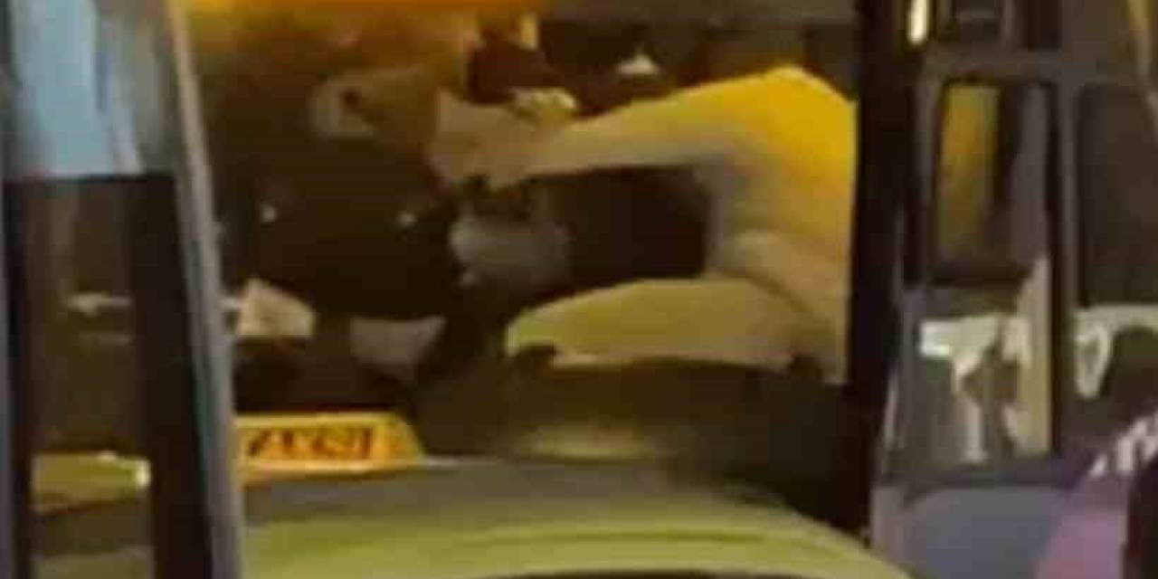 Yolcu Otobüsünde Tekme Tokat Birbirlerine Girdiler: O Anlar Kamerada
