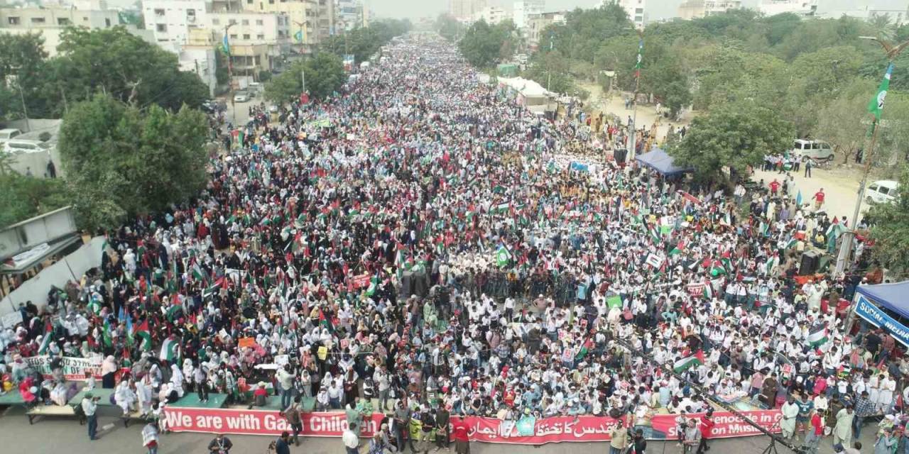 Pakistan’da Binlerce Öğrenciden Filistin’e Destek Yürüyüşü