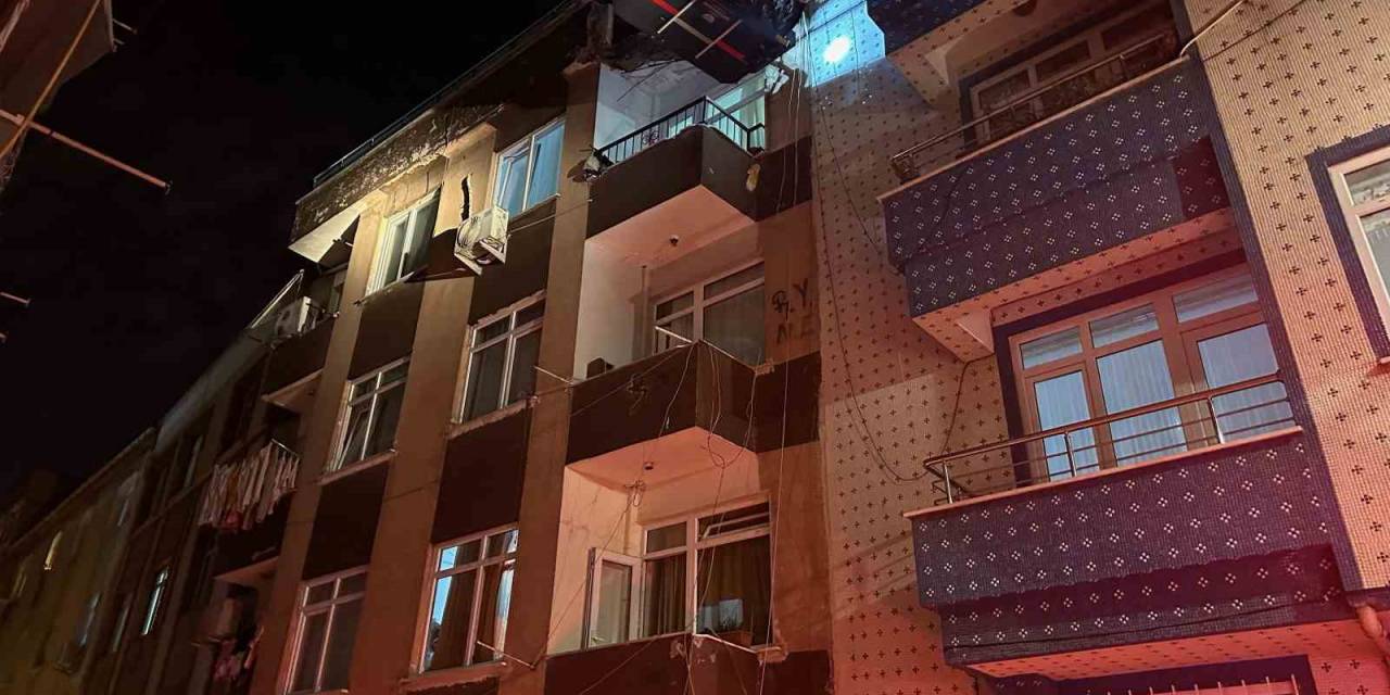 Zeytinburnu’nda 3 Katlı Binanın Terası Çöktü