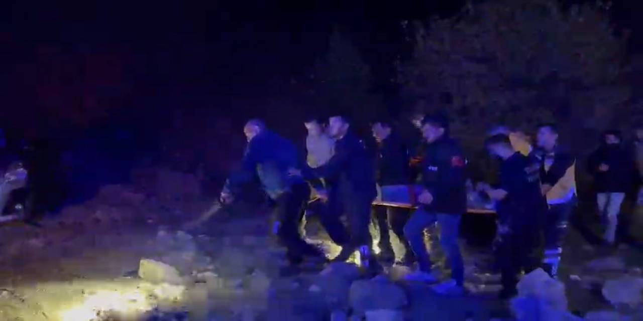 Otomobil Uçuruma Yuvarlandı, Ekipler Yaralıları Kurtarmak İçin Seferber Oldu