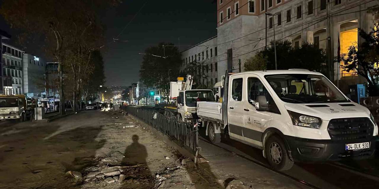 Fatih’te İş Makinesi Tramvay Hattının Tellerini Kopardı