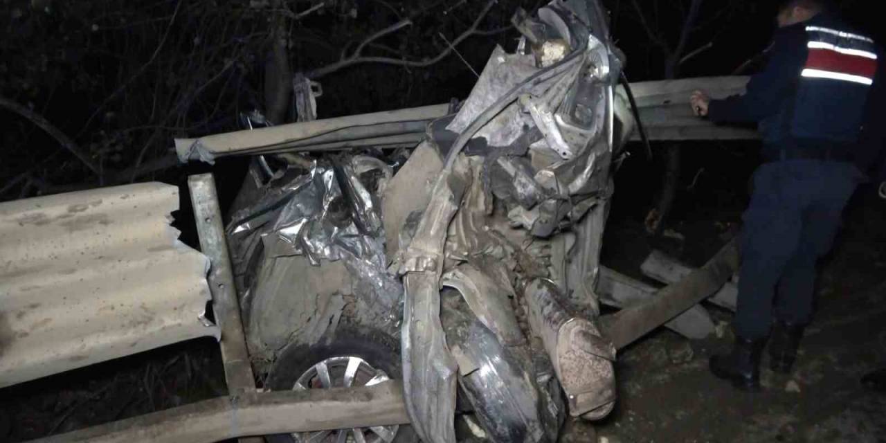 Şeker Pancarı Yüklü Tır 2 Kişinin Bulunduğu Otomobili Ezdi Geçti: 1 Ölü, 2 Yaralı