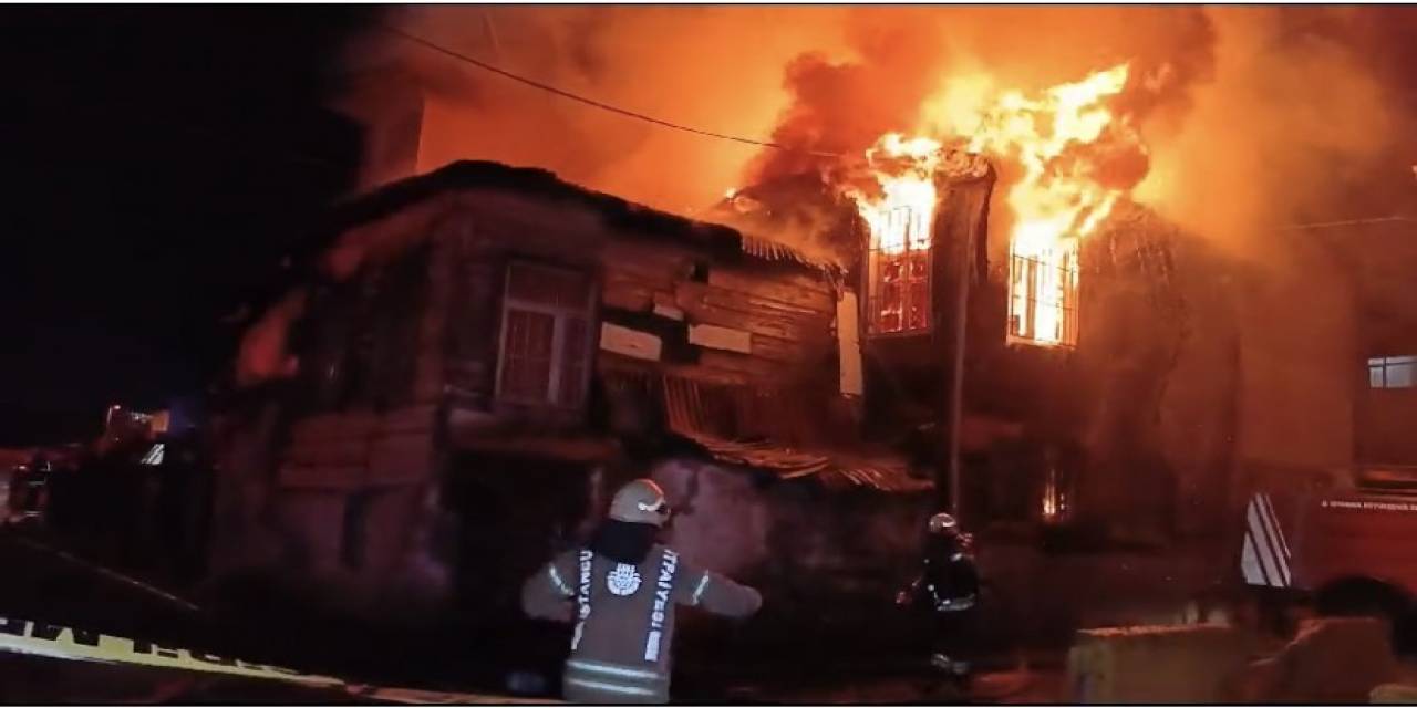 Fatih’te 2 Katlı Ahşap Metruk Bina Alev Alev Yandı