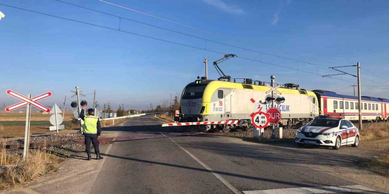 Jandarmadan Hemzemin Geçitlerde Denetim Yaptı